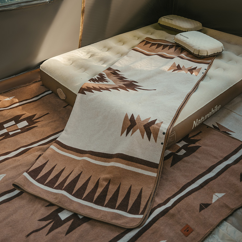 Naturehike vlněná deka s geometrickým vzorem - 1950g - světle hnědá